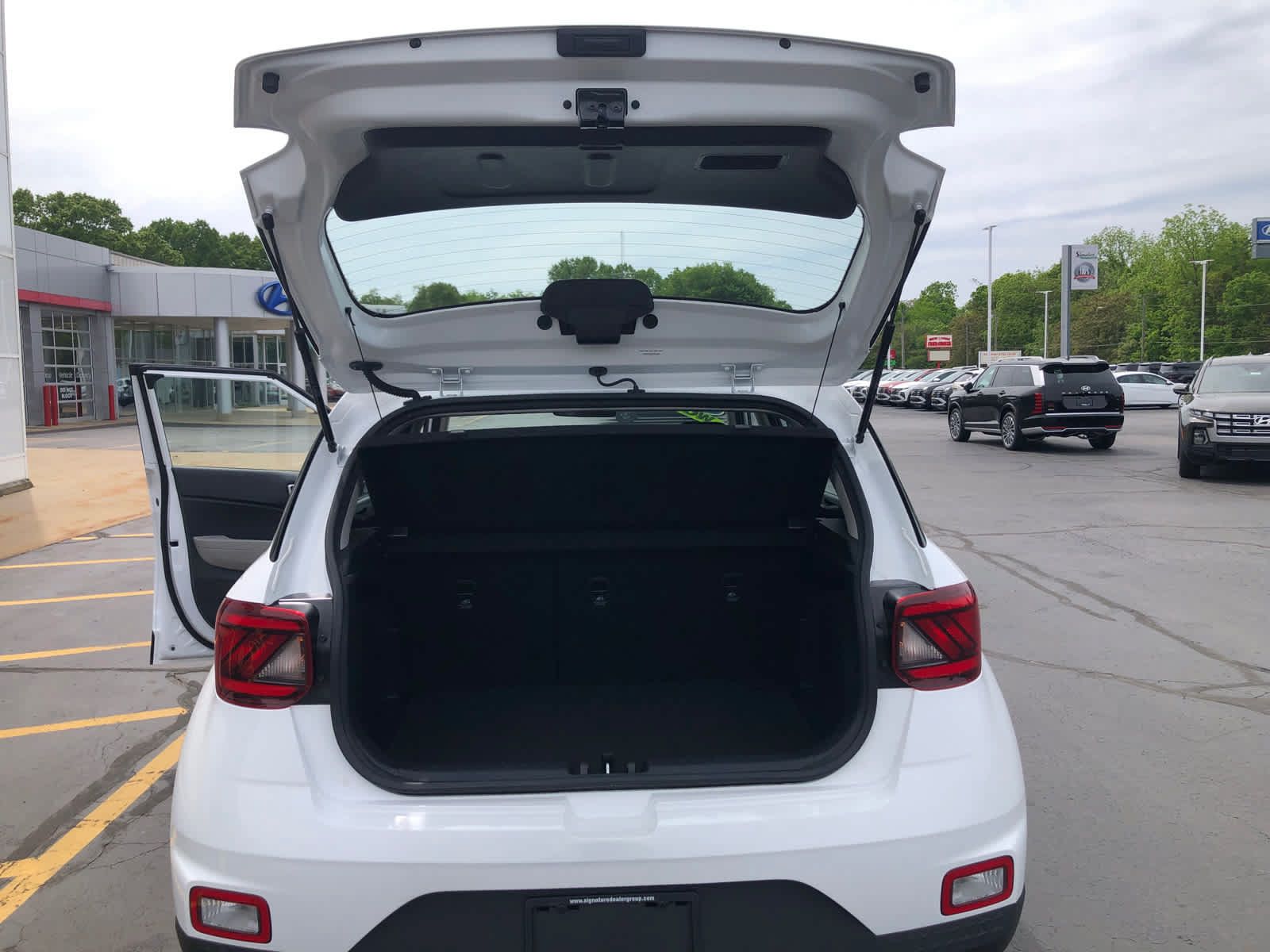 Certified 2025 Hyundai Venue SEL FWD image 27