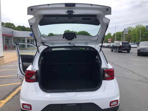 Certified 2025 Hyundai Venue SEL FWD image 27