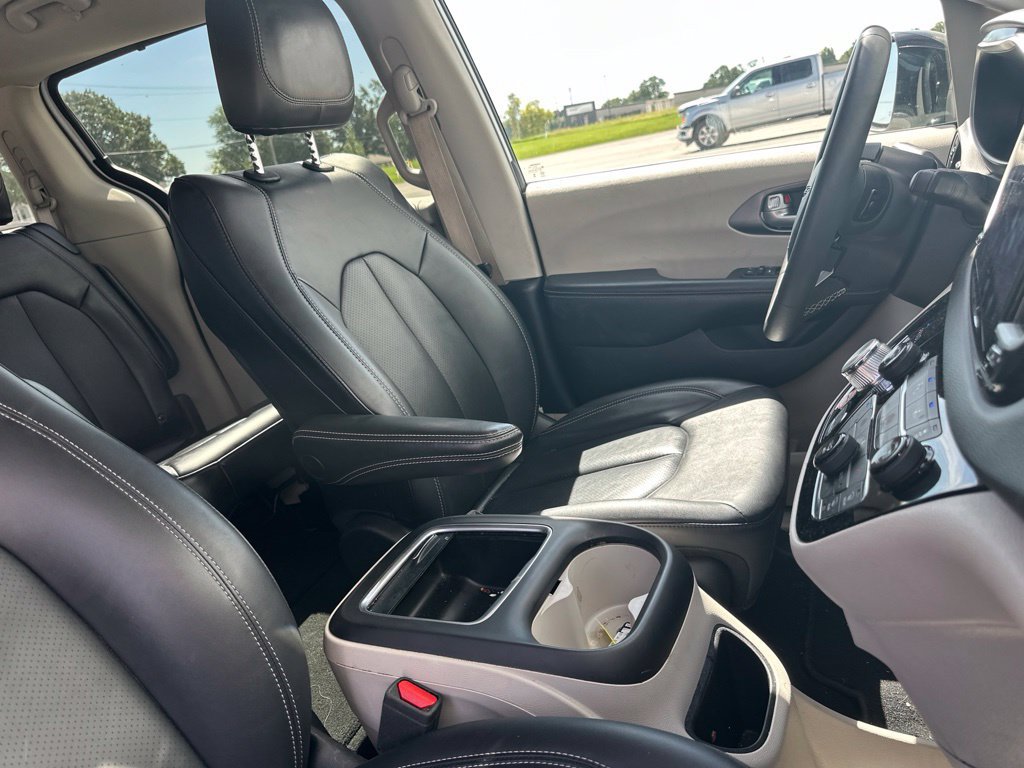 Used 2024 Chrysler Pacifica Touring-L FWD image 23