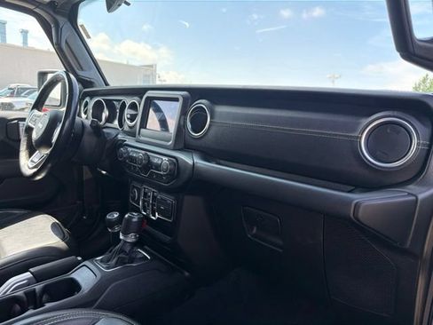 Used 2019 Jeep Wrangler Unlimited Sahara w/ Dual Top Group AWD/4WD image 22