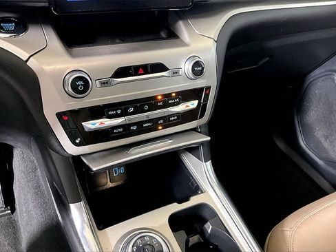 Used 2022 Ford Explorer XLT w/ Equipment Group 202A image 26