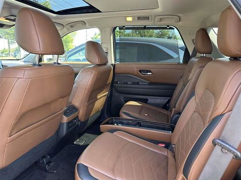 Used 2022 Nissan Pathfinder Platinum AWD/4WD image 9