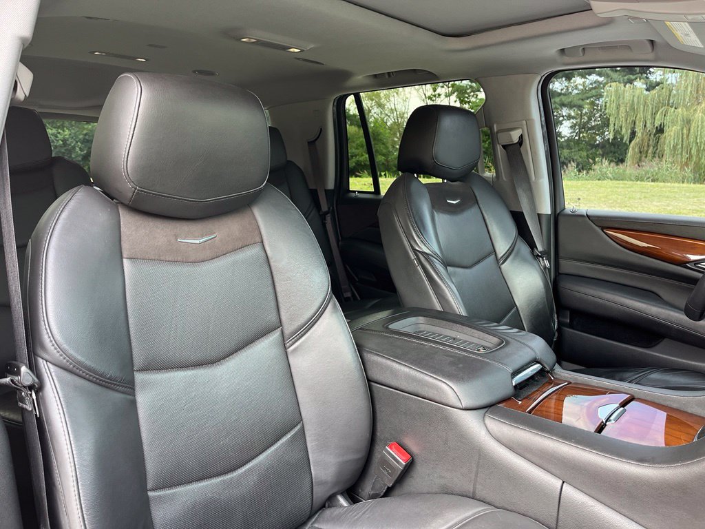 Used 2018 Cadillac Escalade Luxury w/ LPO, Radiant Package AWD/4WD image 31