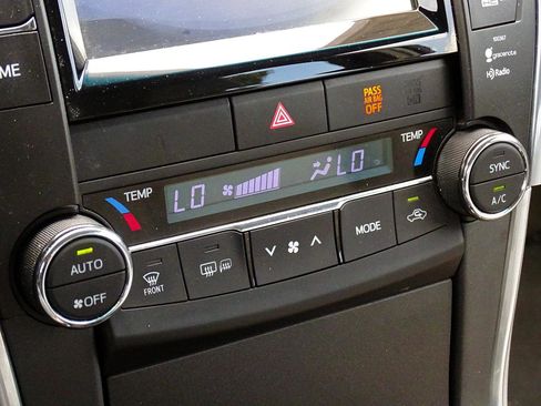 Used 2015 Toyota Camry XLE w/ Moonroof Package FWD image 45