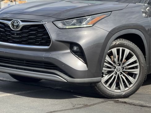 Used 2022 Toyota Highlander Platinum image 3