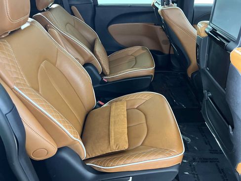 Used 2025 Chrysler Pacifica Pinnacle FWD image 18