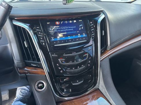 Used 2017 Cadillac Escalade Premium Luxury image 13