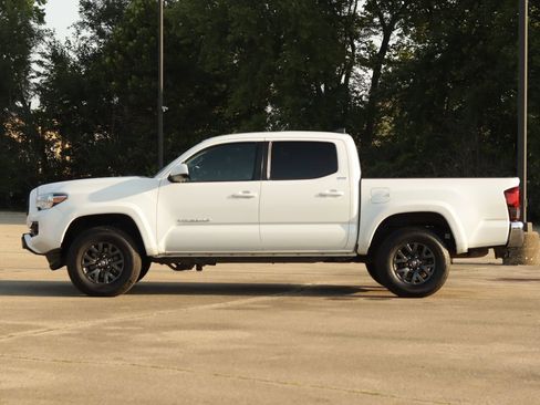 Used 2023 Toyota Tacoma SR5 AWD/4WD image 4