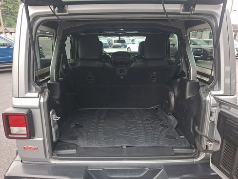 Used 2018 Jeep Wrangler Unlimited Sahara w/ Cold Weather Group AWD/4WD image 29