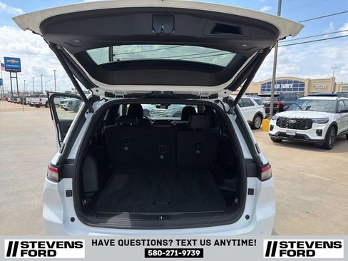 Used 2025 Jeep Grand Cherokee Altitude AWD/4WD image 30