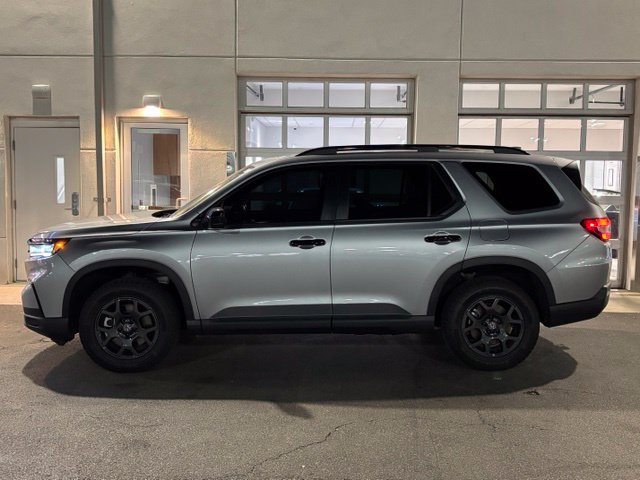 Used 2025 Honda Pilot TrailSport image 3