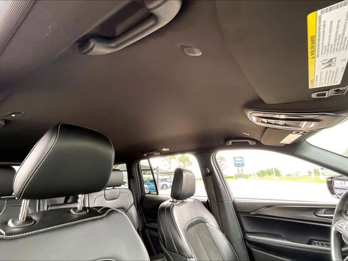 Used 2025 Jeep Grand Cherokee Altitude image 14