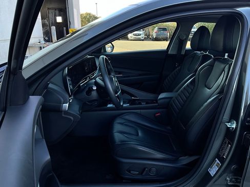 Used 2025 Hyundai Elantra Limited image 10