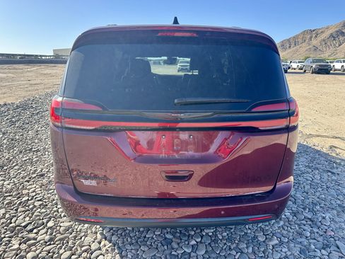 Used 2023 Chrysler Pacifica Touring-L w/ Uconnect Theater Family Group FWD image 4