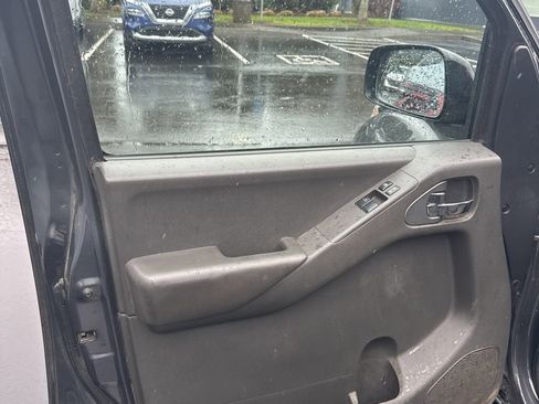 Used 2013 Nissan Frontier SV image 6