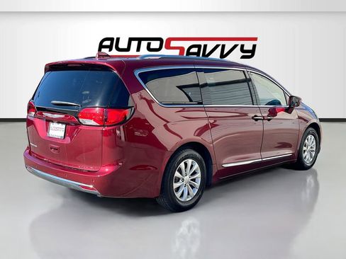Used 2018 Chrysler Pacifica Touring-L Plus FWD image 7