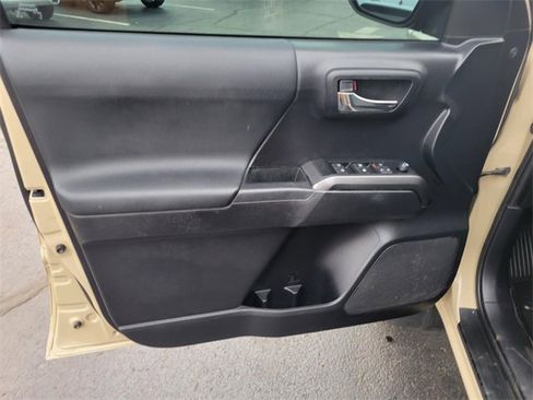 Used 2020 Toyota Tacoma TRD Off-Road image 16