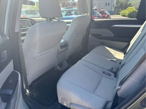 Used 2018 Toyota Highlander LE FWD image 10
