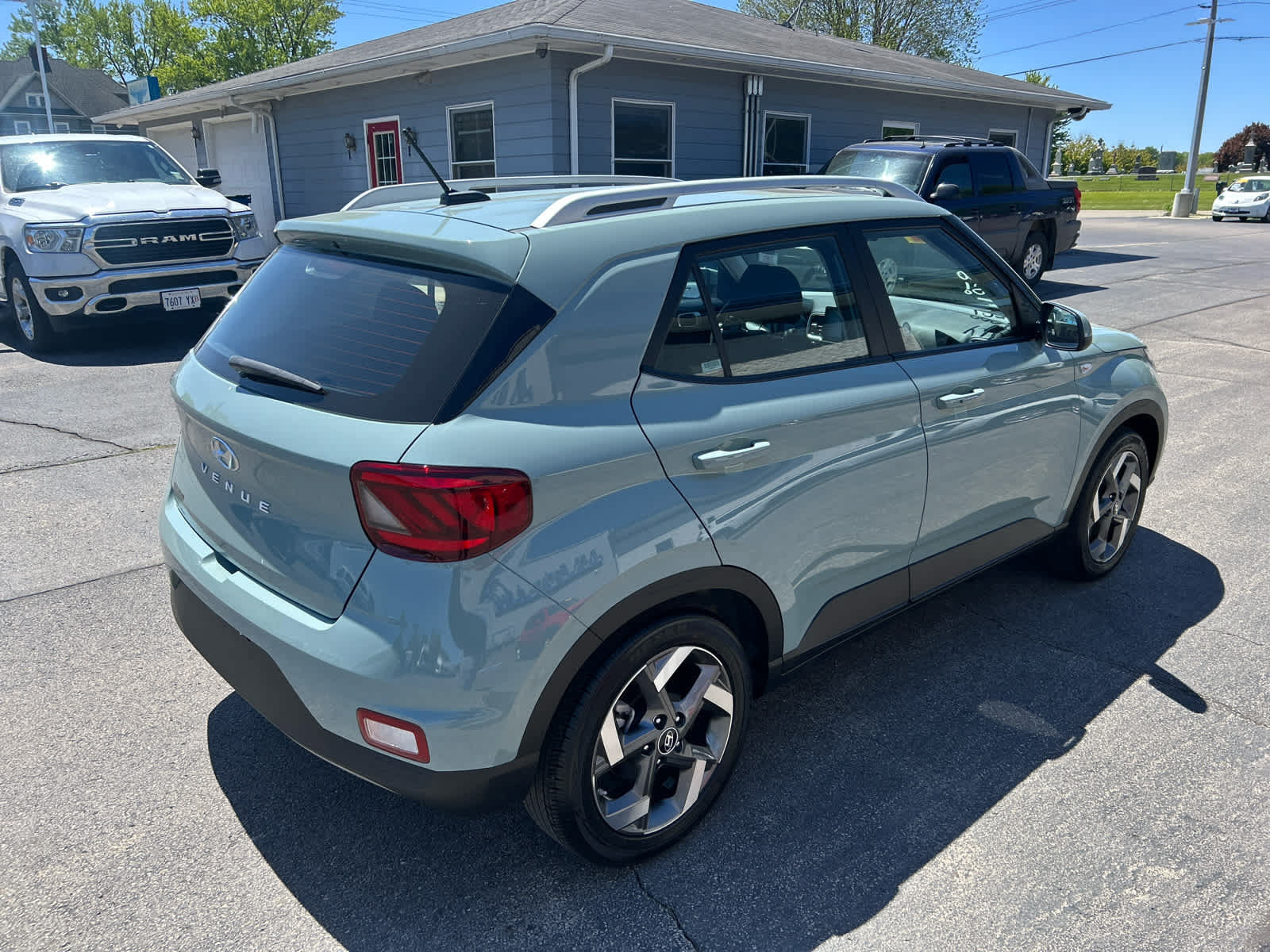 Used 2025 Hyundai Venue SEL FWD image 4