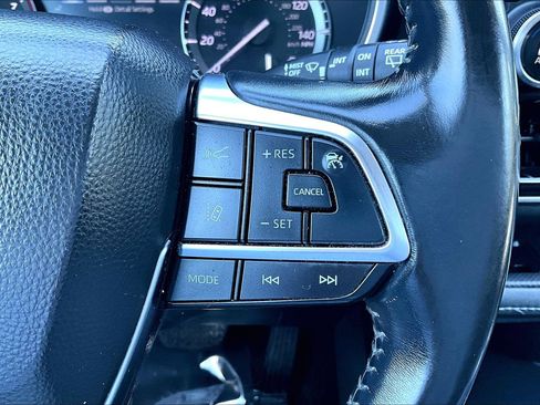 Used 2021 Toyota Highlander XLE image 18