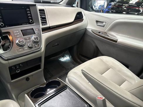 Used 2019 Toyota Sienna XLE w/ XLE Navigation Package FWD image 32
