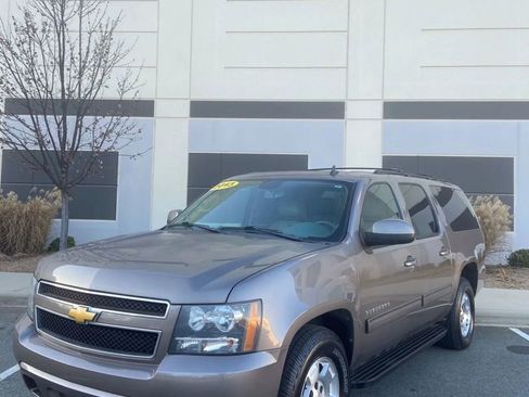 Used 2013 Chevrolet Suburban LT image 3