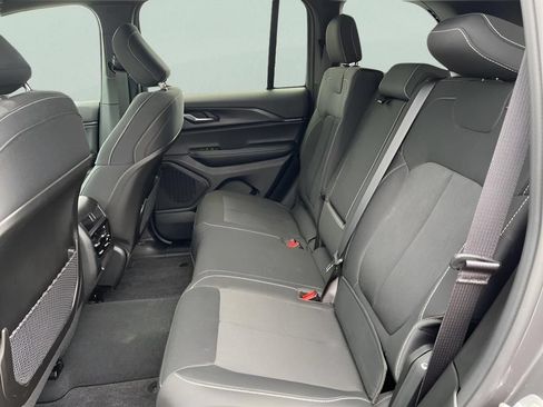 Used 2025 Jeep Grand Cherokee Laredo X RWD image 16