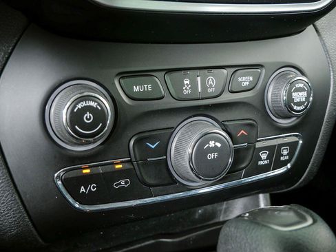 Used 2019 Jeep Cherokee Latitude w/ Popular Appearance Group FWD image 14