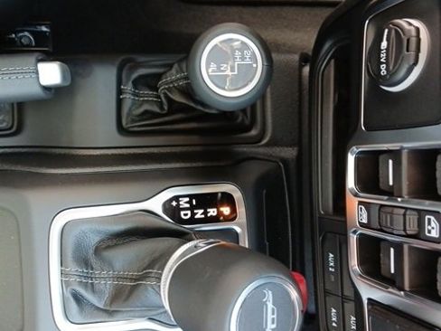 New 2025 Jeep Gladiator Sport S image 40