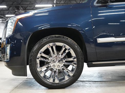 Used 2020 Cadillac Escalade Premium Luxury RWD image 38