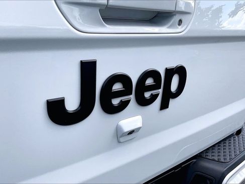 Used 2023 Jeep Gladiator Overland AWD/4WD image 35