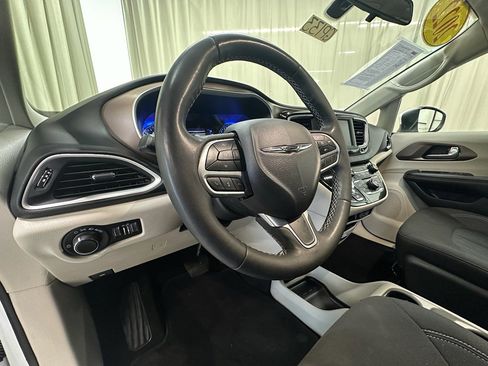 Used 2022 Chrysler Voyager LX image 27