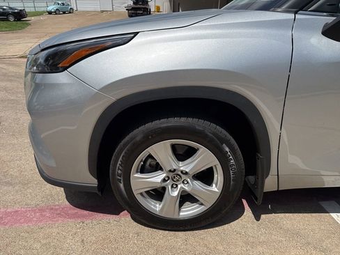 Used 2024 Toyota Highlander LE AWD/4WD image 2