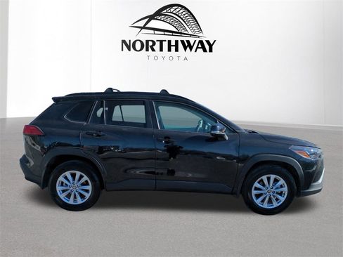 Used 2023 Toyota Corolla Cross LE image 3