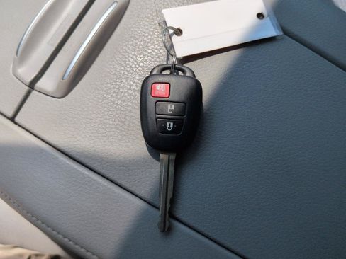 Used 2015 Toyota Highlander LE FWD image 32