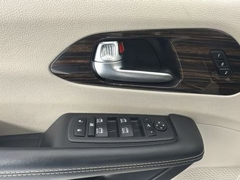 Used 2023 Chrysler Pacifica Limited image 22