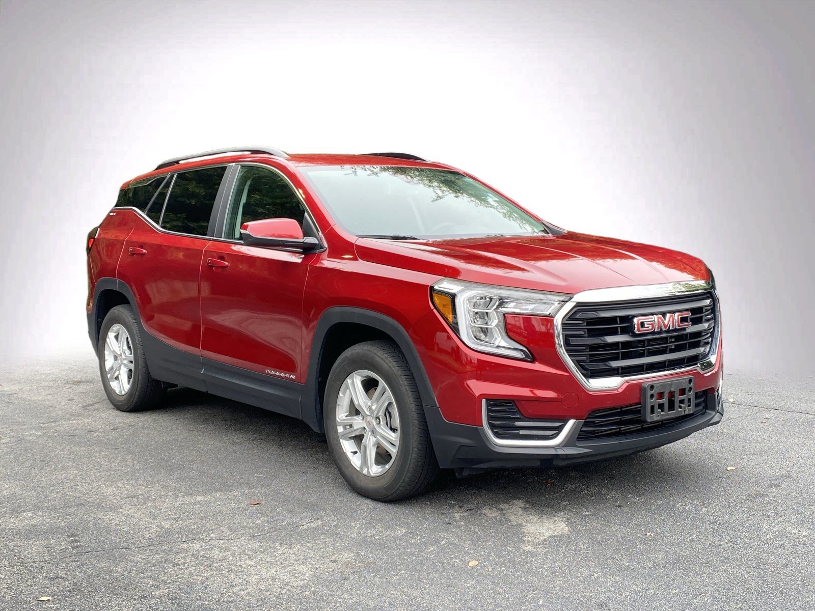 Used 2024 GMC Terrain SLE w/ Driver Convenience Package AWD/4WD image 2