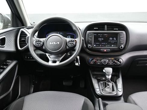 Used 2025 Kia Soul LX w/ LX Technology Package FWD image 10