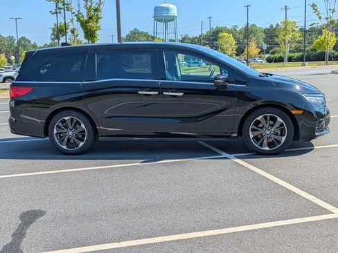Used 2023 Honda Odyssey Elite image 3