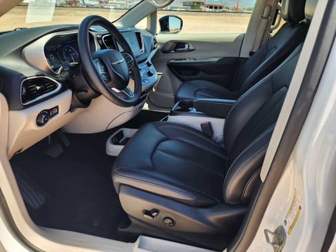 Used 2024 Chrysler Pacifica Touring-L FWD image 21
