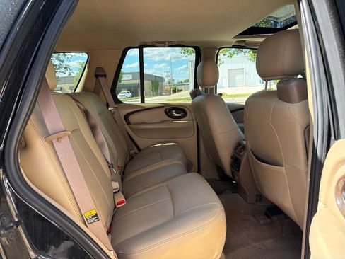 Used 2004 Buick Rainier CXL w/ Convenience Package AWD/4WD image 4