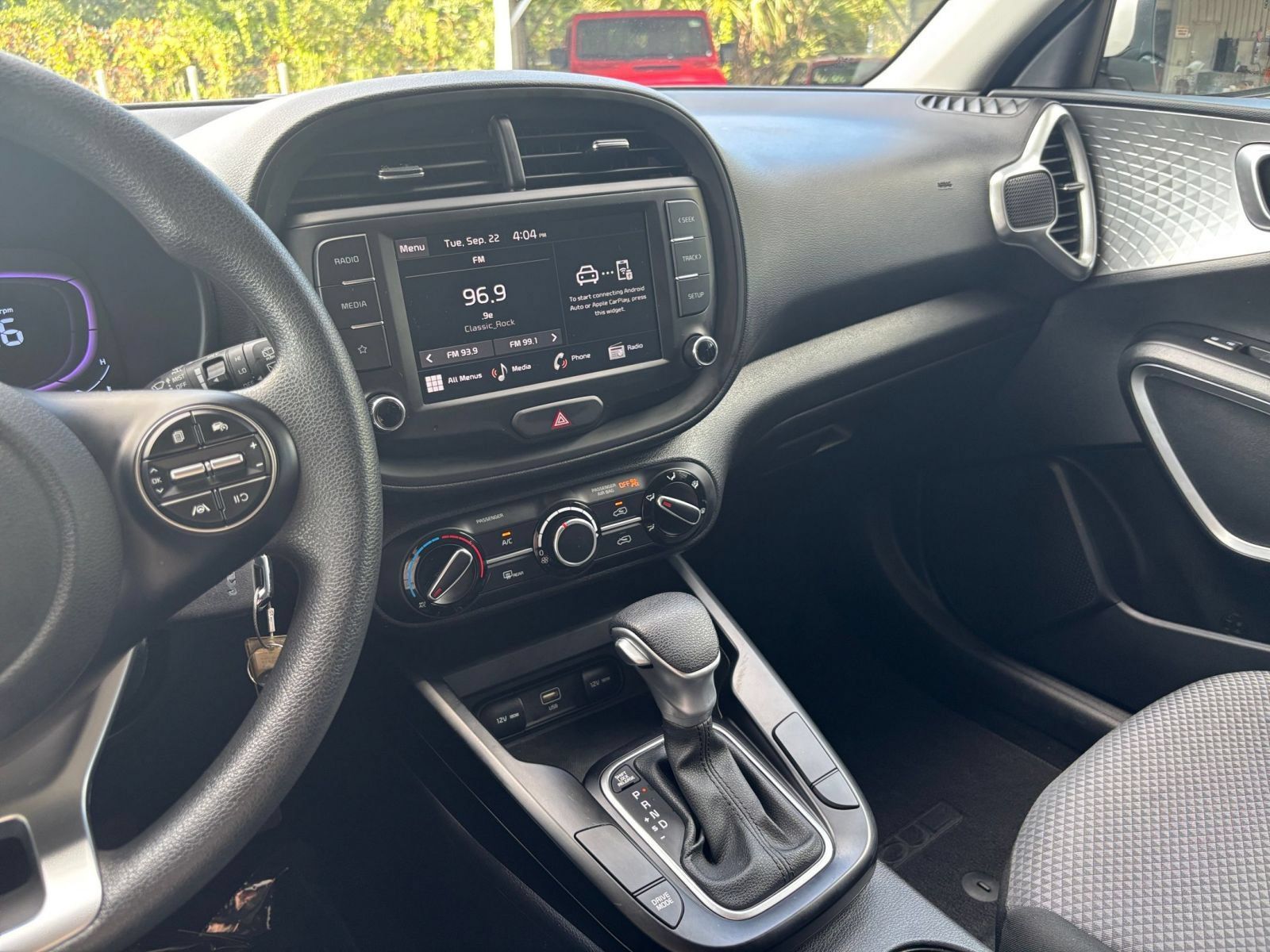 Used 2025 Kia Soul LX w/ LX Technology Package FWD image 16