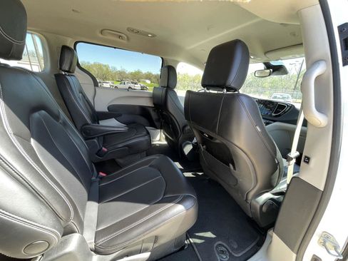 Used 2023 Chrysler Pacifica Touring-L image 49