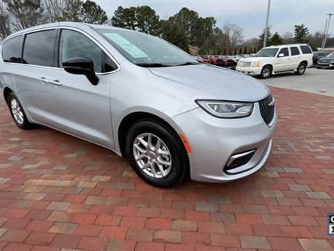 Used 2024 Chrysler Pacifica Touring-L image 3