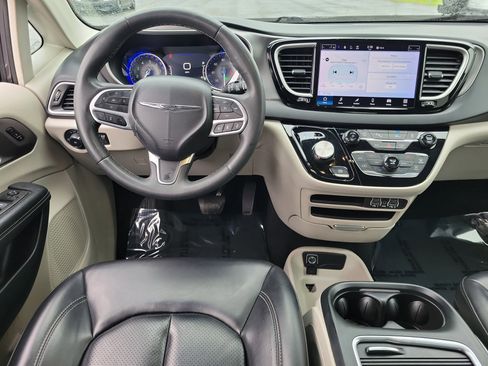 Used 2023 Chrysler Pacifica Touring-L FWD image 10