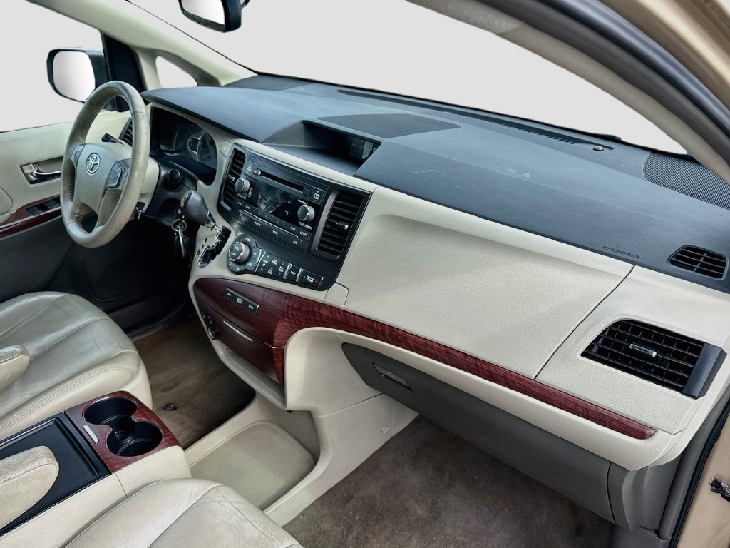 Used 2013 Toyota Sienna XLE FWD image 40