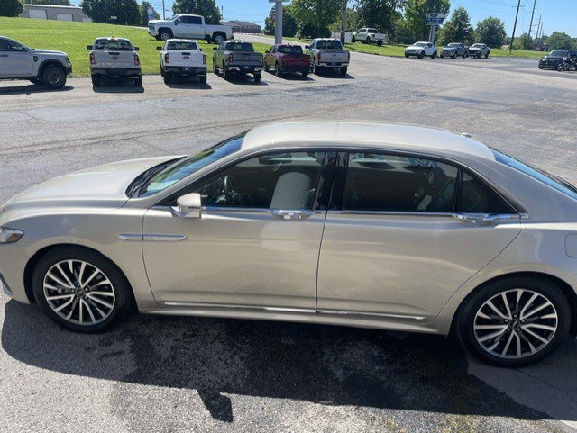 Used 2017 Lincoln Continental Select w/ Climate Package AWD/4WD image 2