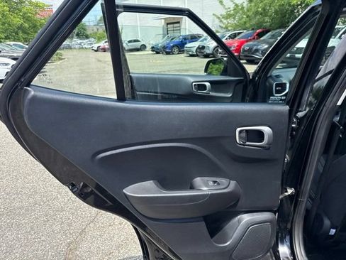Used 2023 Hyundai Venue SEL FWD image 32