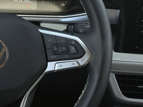 New 2025 Volkswagen Taos SE FWD image 17