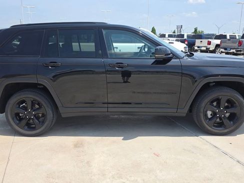 Used 2023 Jeep Grand Cherokee Limited w/ Black Appearance Package AWD/4WD image 6